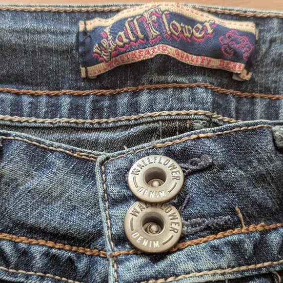 Wallflower Relaxed Blue Jeans with Vintage Fading - Picture 4 of 10